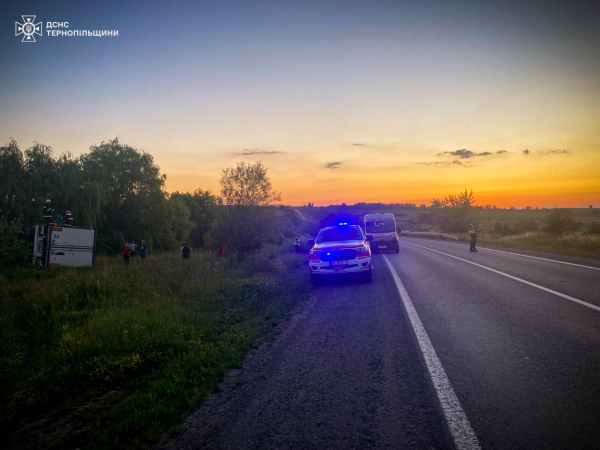 
Біля Зборова на дорозі "Тернопіль - Львів" перекинулася вантажівка (фото)