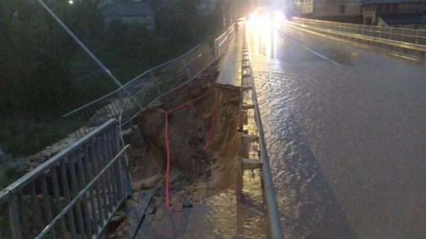 Внаслідок негоди на Тернопільщині змило частину моста. Фотофакт