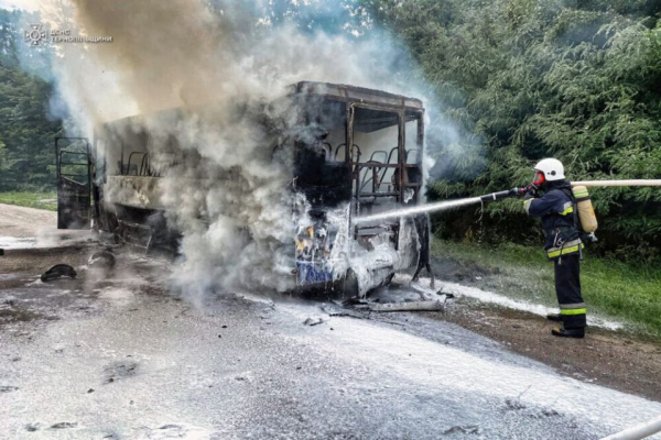На Тернопільщині вщент згорів пасажирський автобус “Тернопіль-Гусятин” (фото)