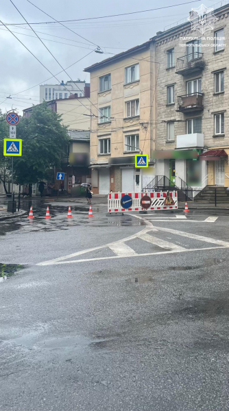 На Острозького після дощу утворилося провалля на дорозі — рух транспорту перекрили від Руської