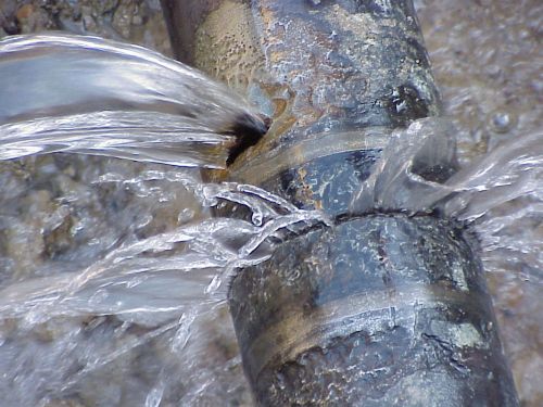 
Прорвало центральний водопровід у Теребовлі – жителі залишились без води
