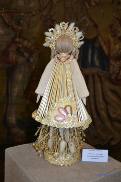 У Палаці на Тернопільщині відкрили виставку унікальних ляльок з кукурудзи, жита та пшениці (ФОТО)