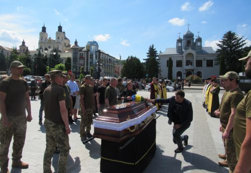 
Жителі Кременеччини навколішки зустріли загиблого сержанта Олега Алкіна