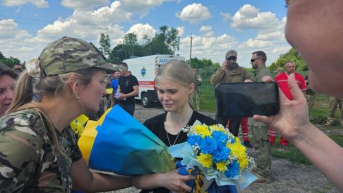 
З російського полону до України повернулися 75 воїнів та цивільних (ФОТО)