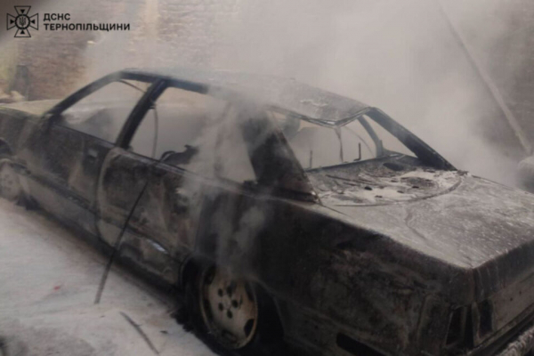 У селі під Тернополем вщент згоріло авто