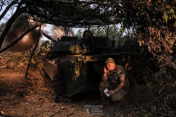 
Артилерія 24-ї бригади безупинно знищує ворога в районі Часового Яру (фото)