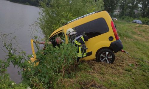 
Рятувальники деблокували з авто водія, який з'їхав у ставок на Тернопільщині (фото)