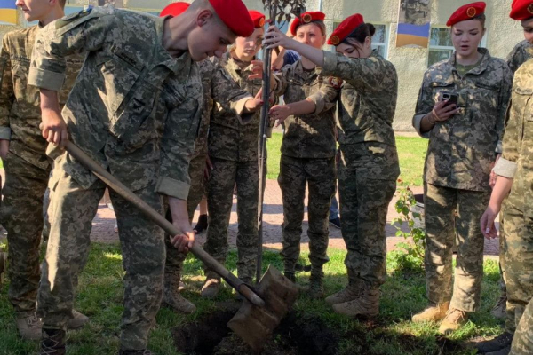 Випускники Тернопільського військового коледжу посадили нові дерева на Алеї сакур