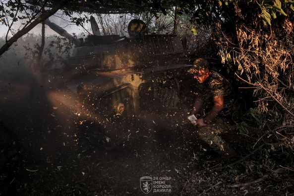
Артилерія 24-ї бригади безупинно знищує ворога в районі Часового Яру (фото)
