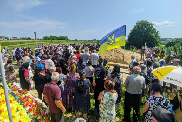 
Загинули у страшній ДТП: у Шумську похоронили військового з дружиною та 6-тирічним сином (ФОТО)