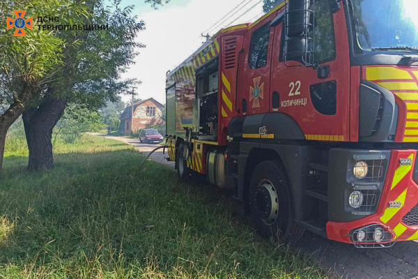 
На Чортківщині за день гасили дві пожежі сухої трави (фото)