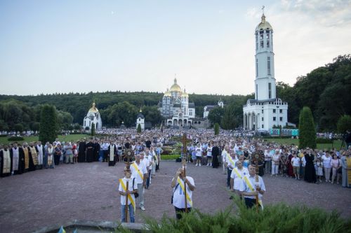 
Тисячі паломників з’їхалися на Всеукраїнську прощу в Зарваницю (пряма трансляція)