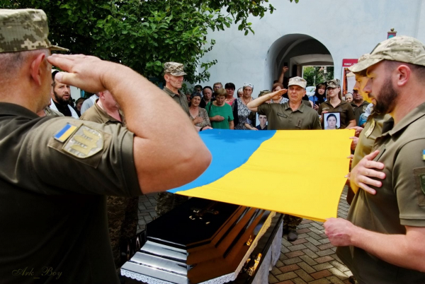 
Загинули у страшній ДТП: у Шумську похоронили військового з дружиною та 6-тирічним сином (ФОТО)