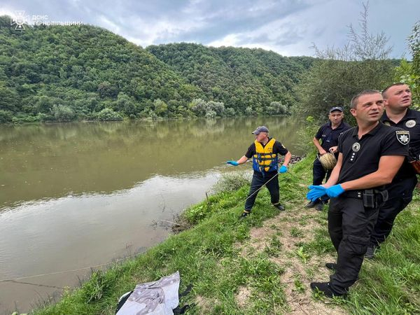 
На Тернопільщині з Дністра дістали потопельника (фото)