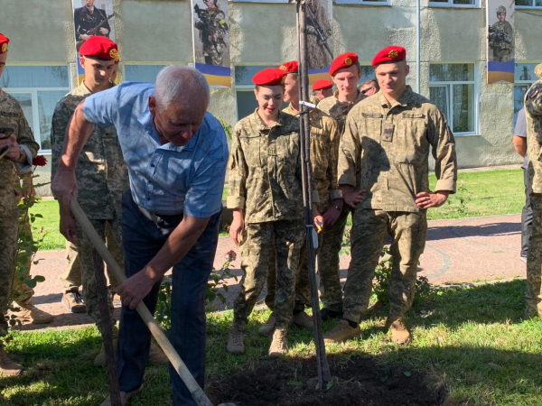 Випускники Тернопільського військового коледжу посадили нові дерева на Алеї сакур