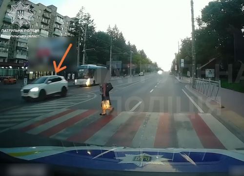 
У Тернополі патрульні оштрафували водія, який не пропустив пішохода (відео)