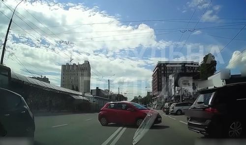 
Водійку, яка зухвало їздила біля ринку в Тернополі, оштрафували (ВІДЕО)