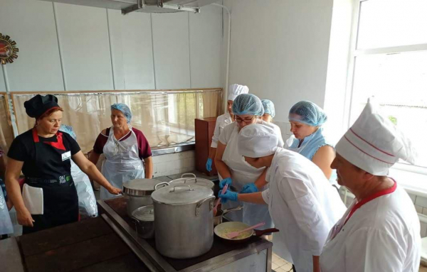 Кухарі шкільних їдалень з Тернопільщини тренуються перед новим навчальним роком