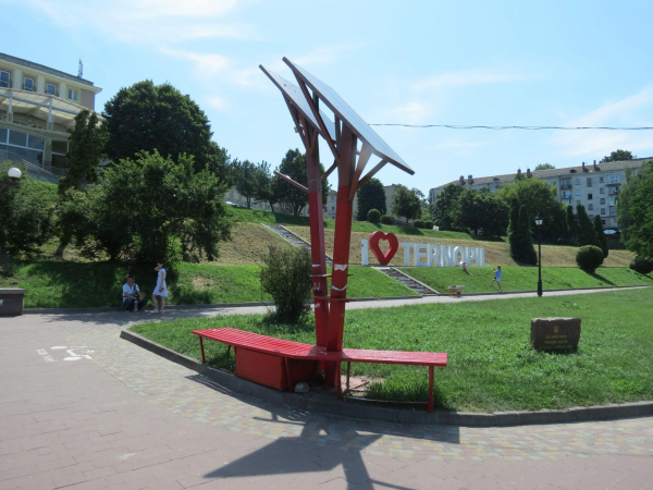 Чи можна підзарядити телефонт від «сонячних дерев» у Тернополі: «20 хвилин» перевірили