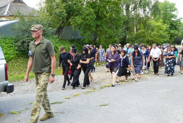 
В останню дорогу провели воїна з Шумщини Миколу Пичулюка (ФОТО)