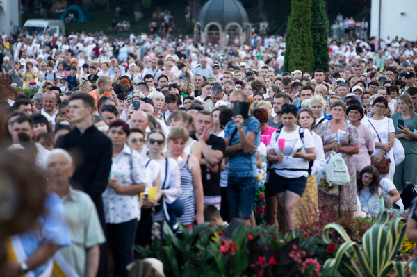 Всеукраїнська проща у Зарваниці: під пекучим сонцем люди пройшли десятки кілометрів до святого місця