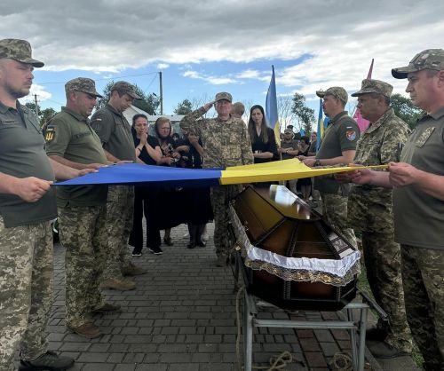 
У Кам’янках похоронили 26-річного воїна: напередодні дізнався, що вдруге стане батьком (ФОТО)