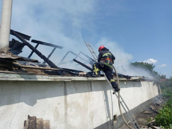 На Тернопільщині від господарської будівлі мало не зайнявся будинок