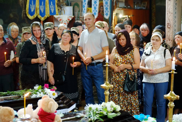 
Загинули у страшній ДТП: у Шумську похоронили військового з дружиною та 6-тирічним сином (ФОТО)