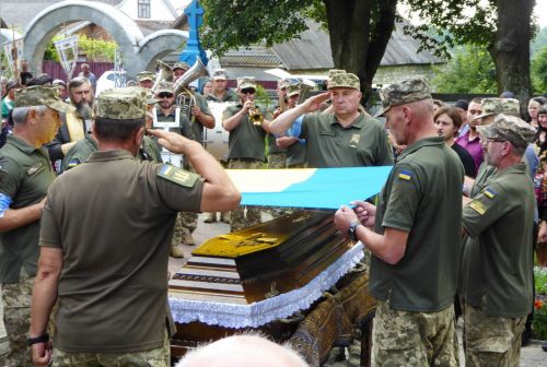 
В останню дорогу провели воїна з Шумщини Миколу Пичулюка (ФОТО)