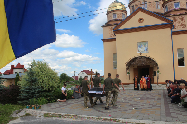 
Без тата залишилися двоє дітей: у Великогаївській громаді зустріли тіло 33-річного Героя Василя Рудика (ФОТО)