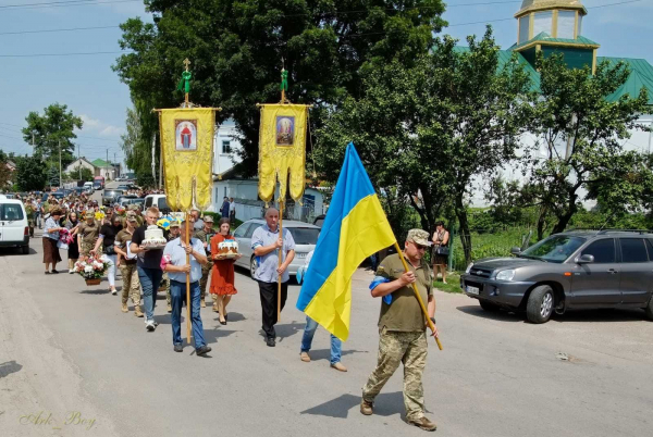 
Загинули у страшній ДТП: у Шумську похоронили військового з дружиною та 6-тирічним сином (ФОТО)