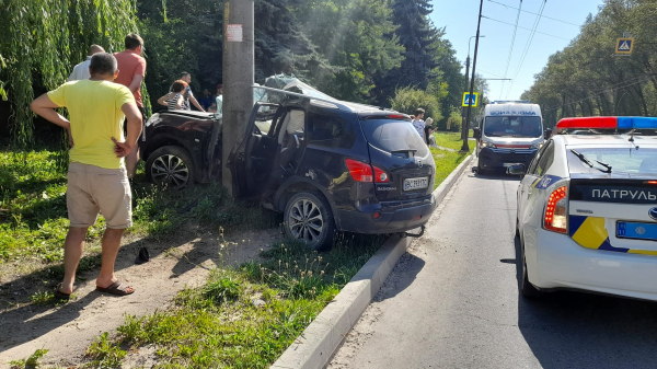 
ДТП з потерпілими: авто врізалось у стовп на Злуки в Тернополі (ФОТО)