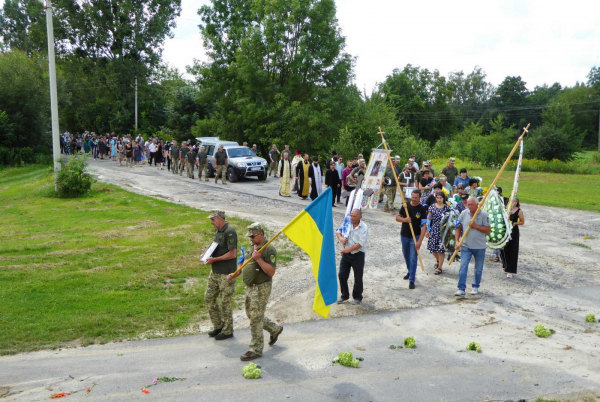 
В останню дорогу провели воїна з Шумщини Миколу Пичулюка (ФОТО)