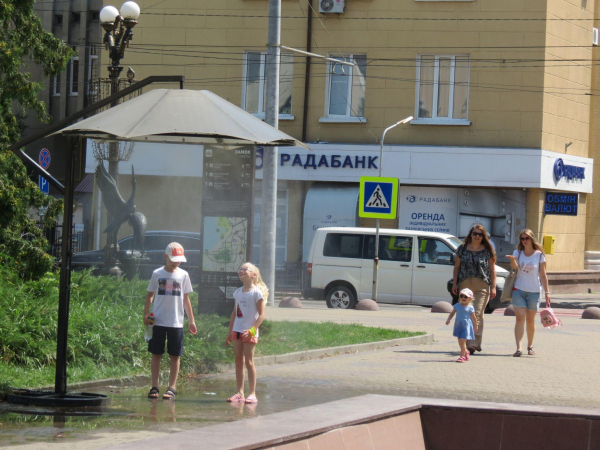 Ховаються під парасольками та купаються у фонтанах: як тернополяни рятуються від спеки на вулиці