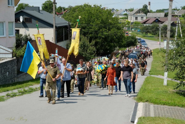 
Загинули у страшній ДТП: у Шумську похоронили військового з дружиною та 6-тирічним сином (ФОТО)