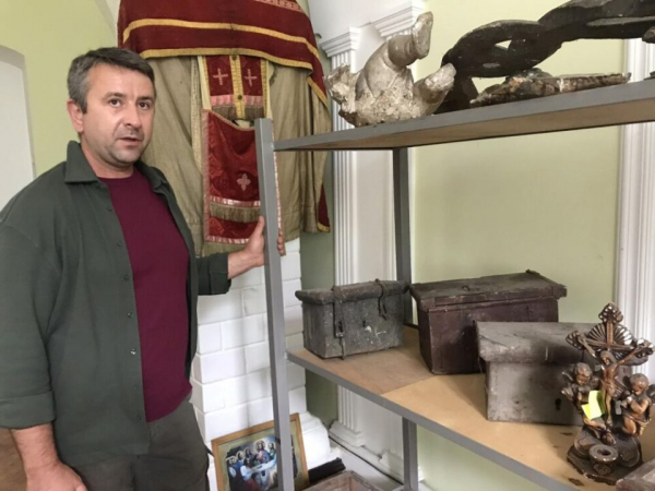 Близько 100 артефактів знайшли на горищі дзвіниці Миколаївського собору у Кременці. Фоторепортаж 
