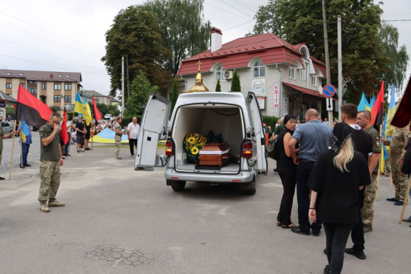 Відео, як працюють волонтери «На щиті» і доставляють загиблих воїнів додому