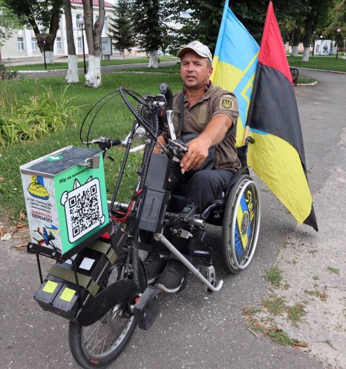 
Волонтер на колясці з Тернополя розпочав другий благодійний заїзд, щоб зібрати гроші на дрони (фото)