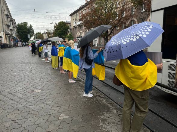 «Ми хочемо жити серед живих Героїв»: у Тернополі родини військових вимагають демобілізації