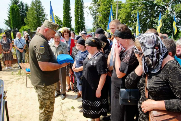 
Загинули у страшній ДТП: у Шумську похоронили військового з дружиною та 6-тирічним сином (ФОТО)