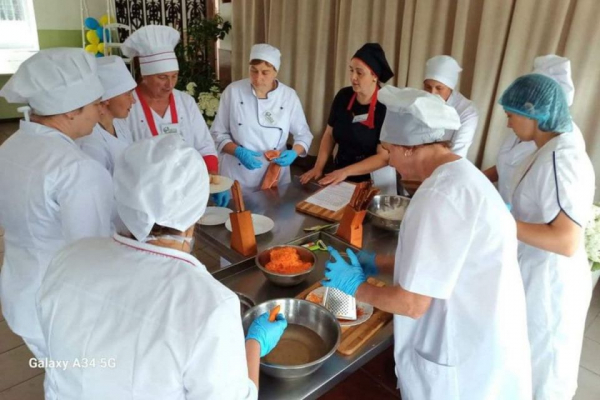 Кухарі шкільних їдалень з Тернопільщини тренуються перед новим навчальним роком