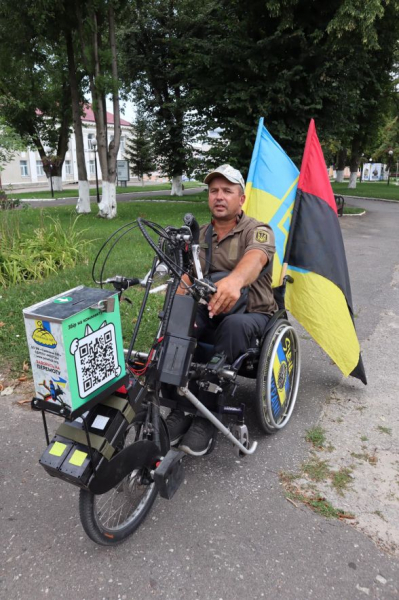 «1000 кілометрів на кріслі колісному»: тернопільський волонтер проїде 9 міст, щоб зібрати кошти на FPV дрони