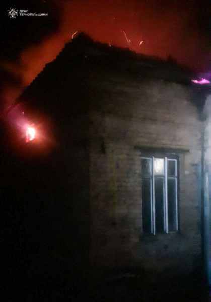 Майже все знищено вогнем: уночі на Тернопільщині горів будинок