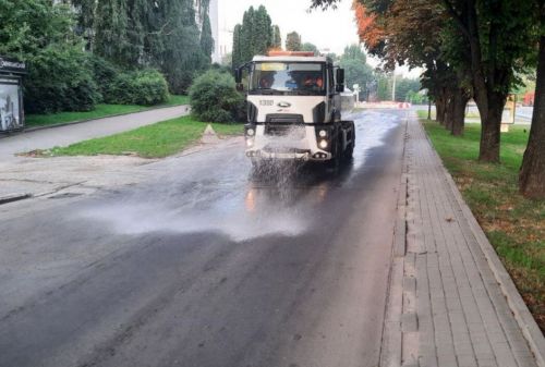 
Через спеку на дороги Тернополя виїхали поливальні машини