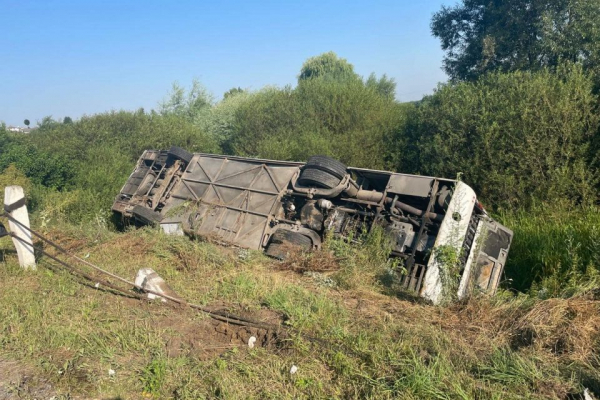 Перекинувся автобус з паломниками, які їхали до Зарваниці: вже 11 травмованих, є діти