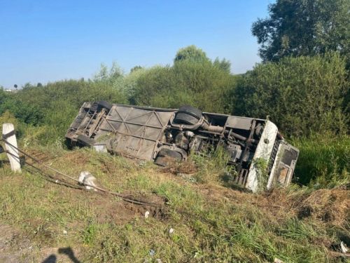 
ДТП на Тернопіллі: перекинувся автобус з десятками паломників, які їхали в Зарваницю на прощу (фотофакт)