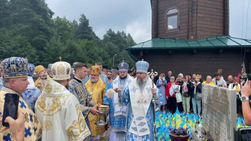 
На Тернопільщині митрополит Епіфаній освятив наріжний камінь під будівництво Всеукраїнського меморіалу загиблим воїнам (фото)