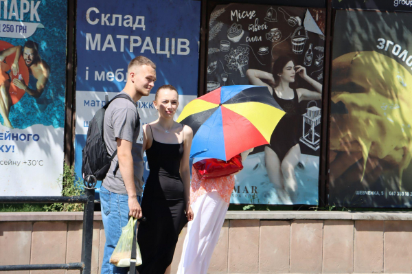 Ховаються під парасольками та купаються у фонтанах: як тернополяни рятуються від спеки на вулиці