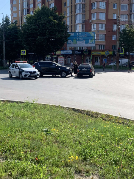 
У Тернополі на перехресті вулиць Київської і Тарнавського сталася ДТП (фото)