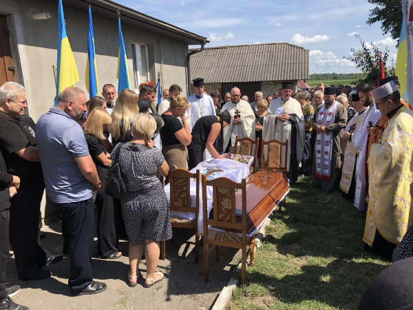 
У Козівській громаді сотні людей прийшли попрощатися з 23-річним артилеристом